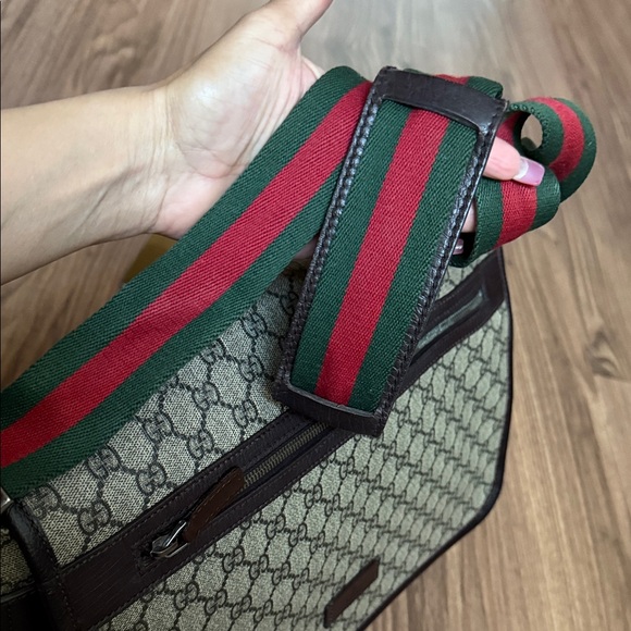 A520-  Gucci messenger bag - Picture 9 of 15